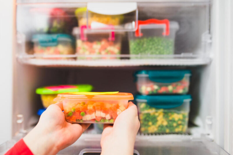 Dicas práticas para organizar seus alimentos com espaço na geladeira