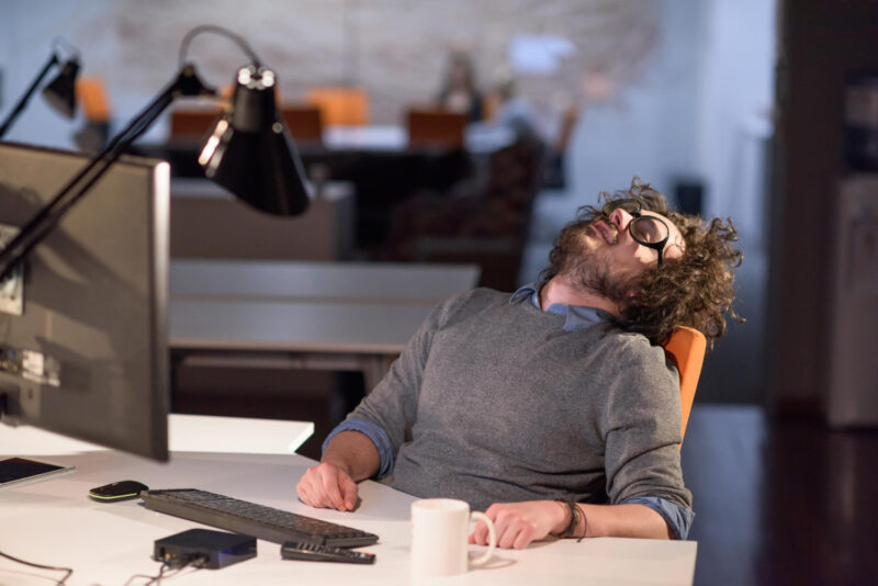 Qué significa dormir en el trabajo
